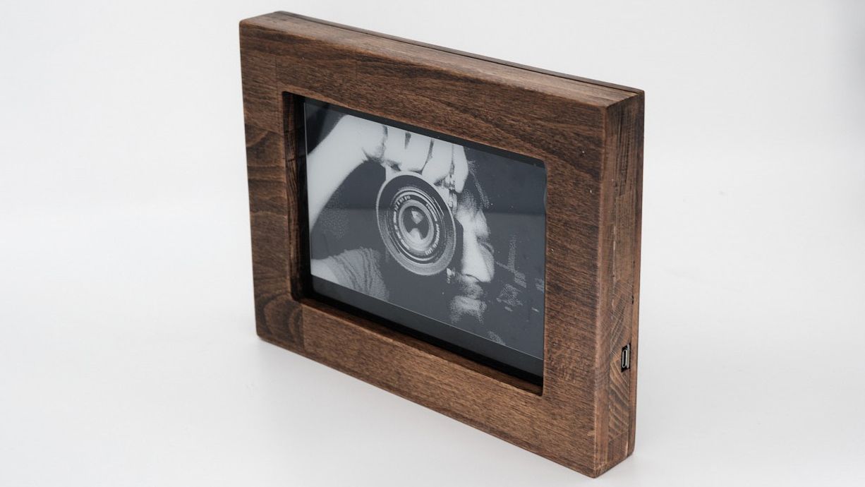This DIY digital picture frame lets friends send digital postcards from